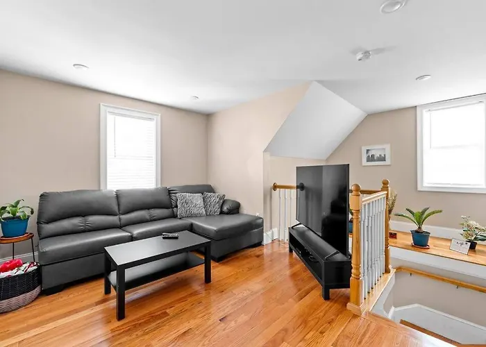 Spacious 6Br Quincy Apt - Balcony, Kitchen, Laundry, Near Beach & Red Line 555
