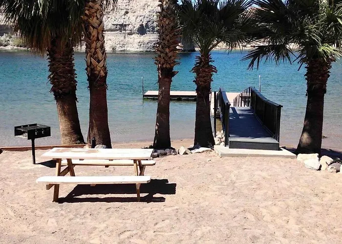 3 Bedroom, 2 Bath 1 Min Walk To The Beach