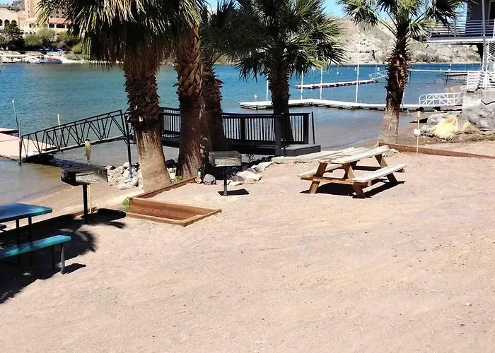 3 Bedroom, 2 Bath 1 Min Walk To The Beach