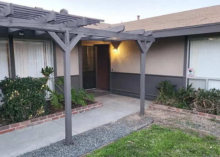 Private, Spacious, 4X Queen, 300 Mbps Internet With Backyard!