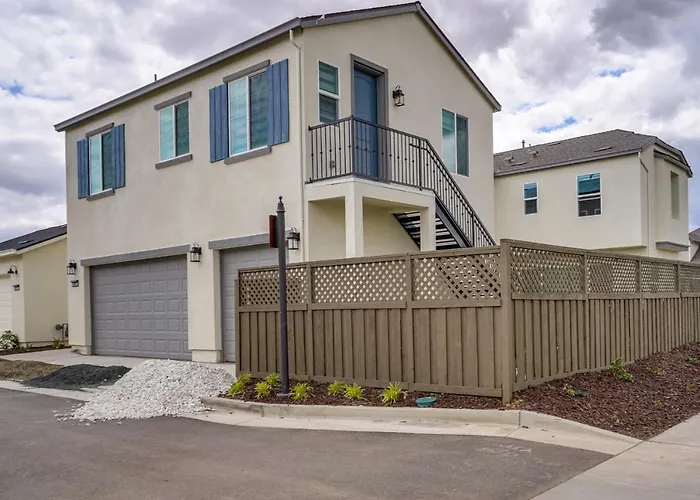 California Midterm Rental With Fenced Yard!