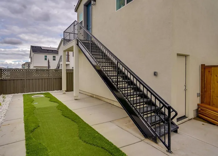 California Midterm Rental With Fenced Yard!