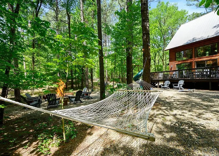 Hickory Bear Cabin: Pines, Hot Tub & Family Fun