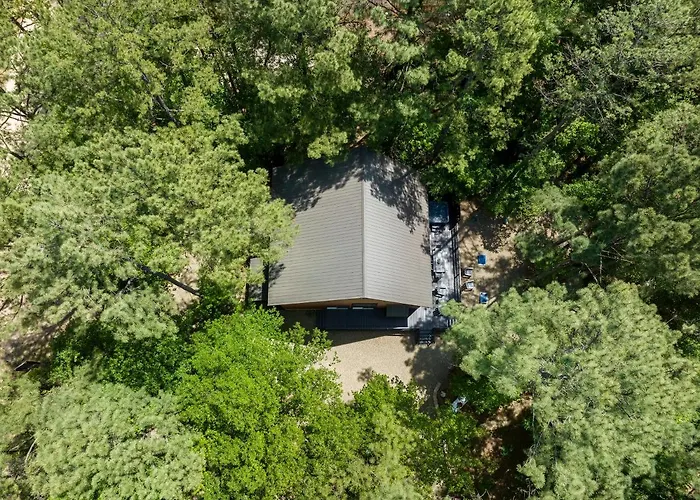 Hickory Bear Cabin: Pines, Hot Tub & Family Fun