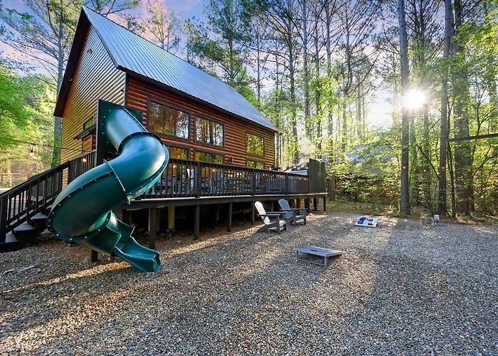 Hickory Bear Cabin: Pines, Hot Tub & Family Fun