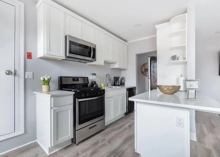 Sleek 1 Bedroom Apartment Plus Balcony 30 Mins To Nyc