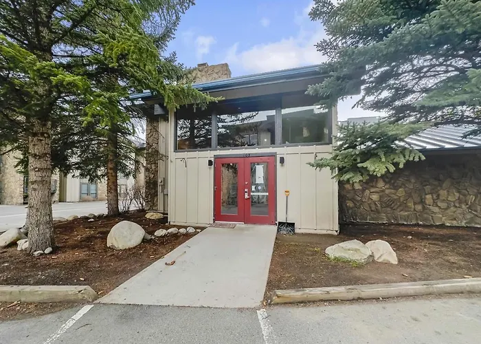 A308 Lake Cliffe Condo