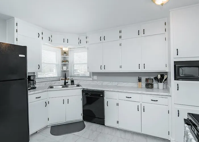 3 Bedroom Showstopper Near Mayo Clinic