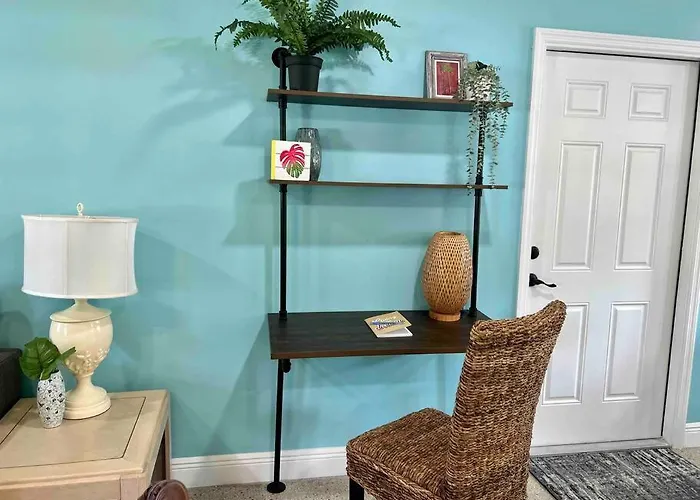 New! Tropical Hideaway Near Beach! Tons Of Parking