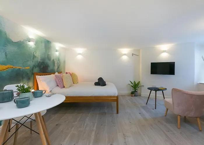 Island Studio With On-Site Parking