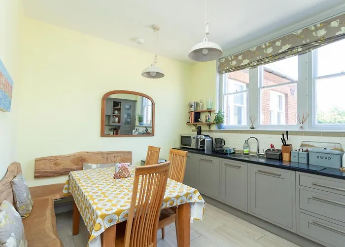 3 The Old Schoolhouse: Hot Tub, Log Burner, Parking, En-Suite