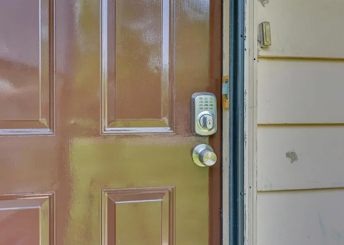 Cozy Youngstown Apartment W/ Central A/C + Heating