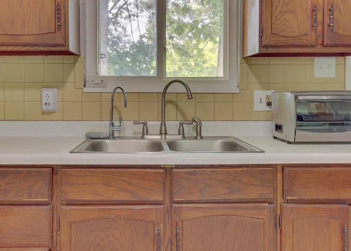 Cozy Youngstown Apartment W/ Central A/C + Heating
