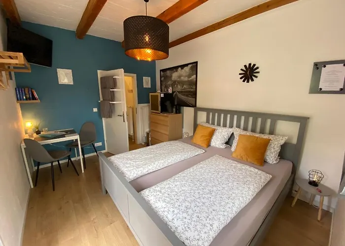 Kleines Doppelzimmer mit eigenem Bad und Kühlschrank, frisch saniert