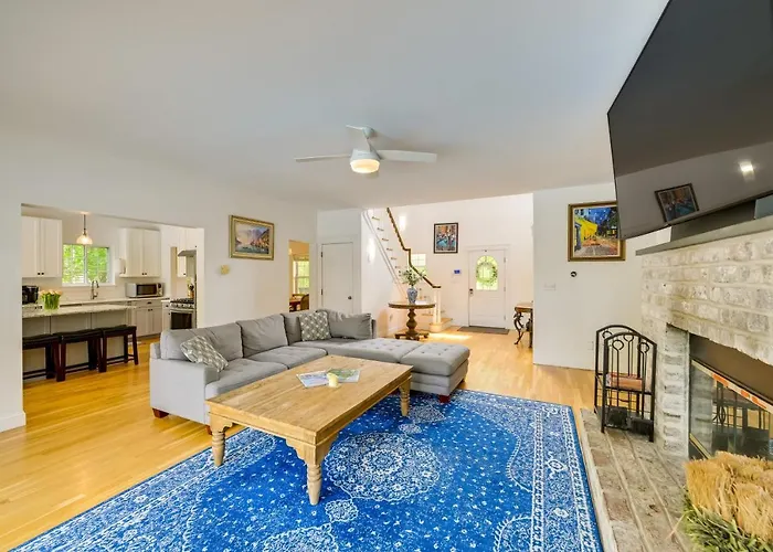 Pet-Friendly Southampton Paradise With Pool!