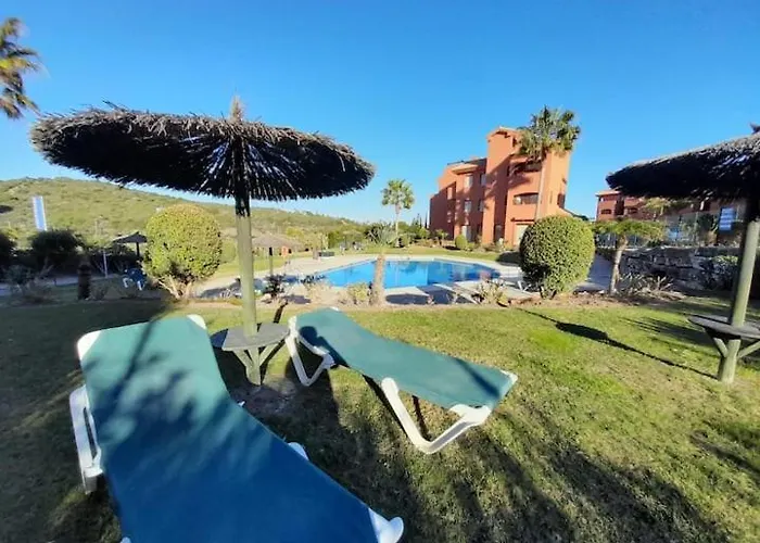 Apartamento de dos dormitorios y un baño con piscinas y jardines cercano a la playa