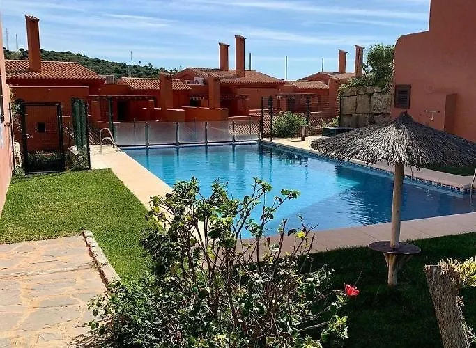 Apartamento de dos dormitorios y un baño con piscinas y jardines cercano a la playa
