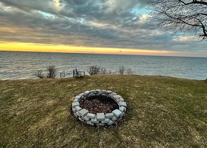 Lakefront Home W/Brilliant Views