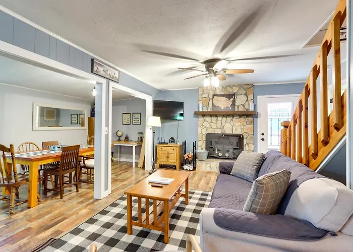 Pet-Friendly Murphy Home: Grilling Deck + Fire Pit