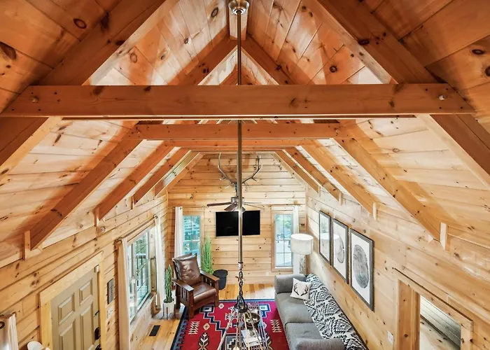 Pet-Friendly Lake Lure Cabin W/ Outdoor Oasis!