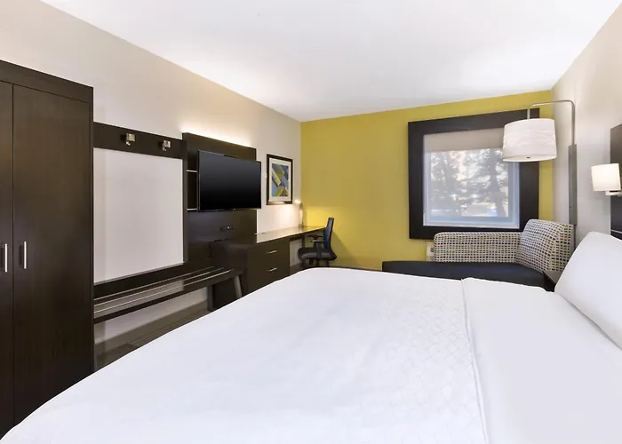 Holiday Inn Express Detroit-Warren/General Motors Technology Center By Ihg