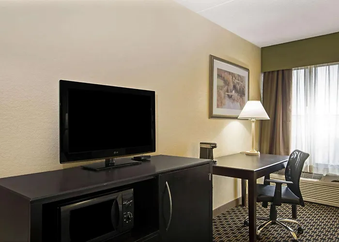 La Quinta By Wyndham Salina