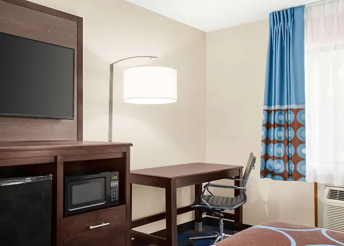 Super 8 By Wyndham Lenexa Overland Park Area/Mall Area