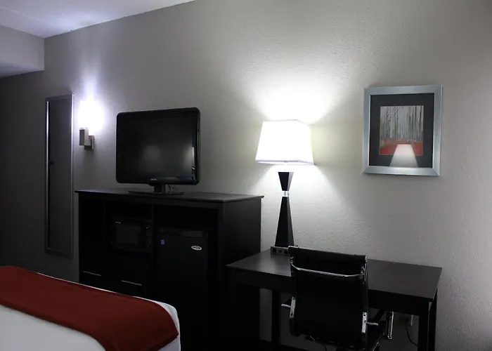 Holiday Inn Express Forsyth By Ihg