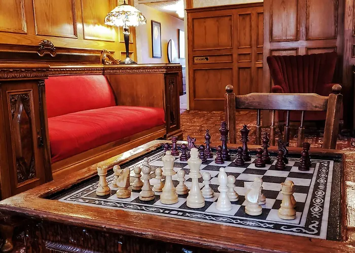 James Bay Inn Hotel, Suites & Cottage