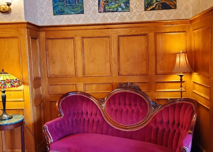 James Bay Inn Hotel, Suites & Cottage