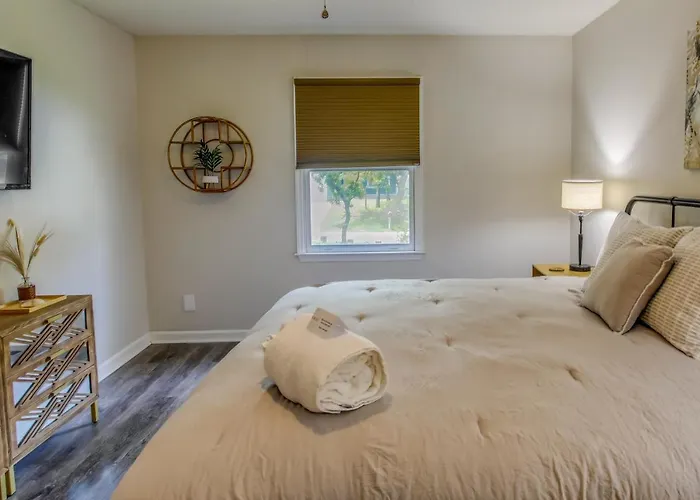 Dog-Friendly Oak Island Rental - 1 Mi To Beach!