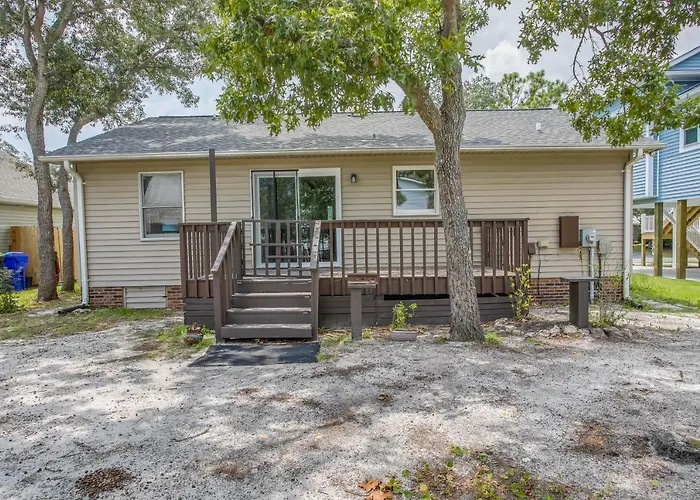 Dog-Friendly Oak Island Rental - 1 Mi To Beach!