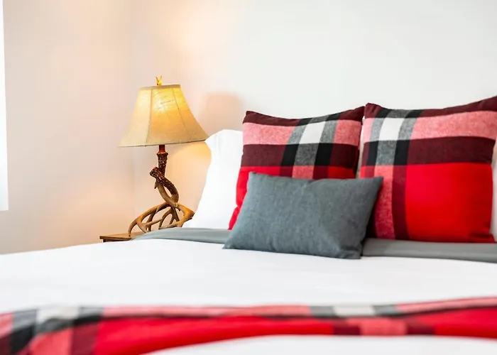 The Shred Shack - Stylish Revelstoke Condo
