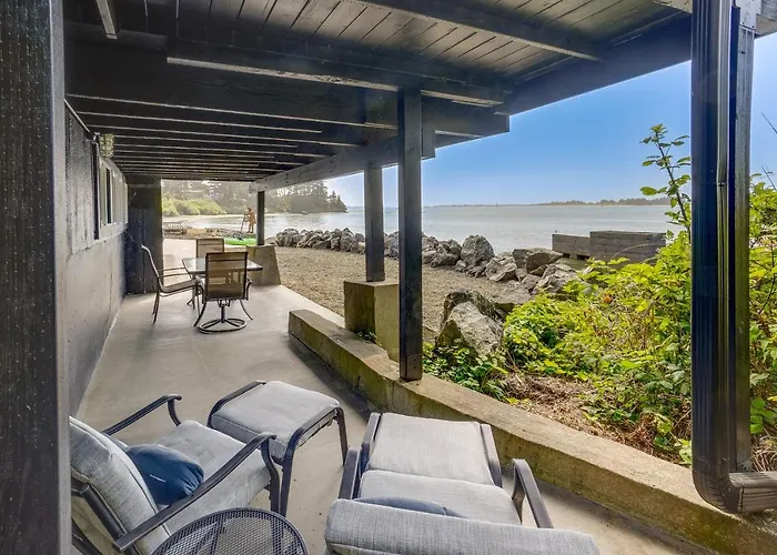 Waterfront Coos Bay Retreat W/ Sauna!