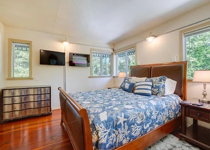Waterfront Coos Bay Retreat W/ Sauna!