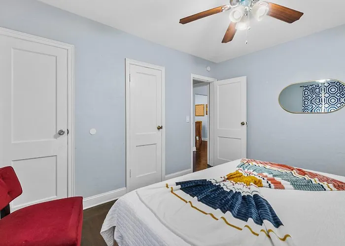 Steps To Beach & Downtown! Spacious Beach Bungalow #2