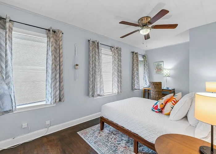 Steps To Beach & Downtown! Spacious Beach Bungalow #2