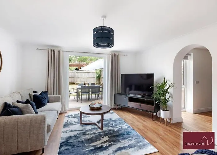 Guildford - 3 Bedroom House - Driveway Garden