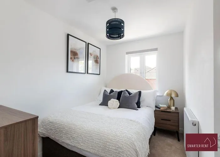 Guildford - 3 Bedroom House - Driveway Garden