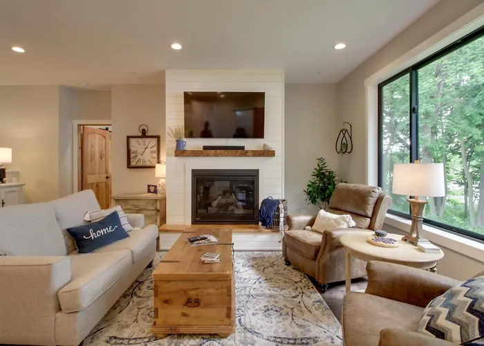 Pet Friendly Lakefront Home: Dock, Kayaks & More!