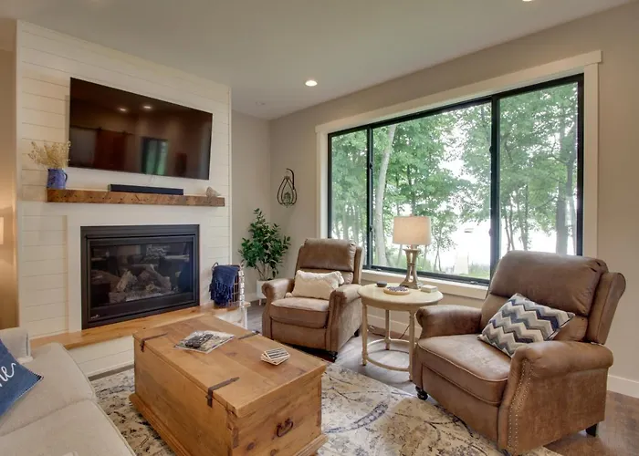 Pet Friendly Lakefront Home: Dock, Kayaks & More!