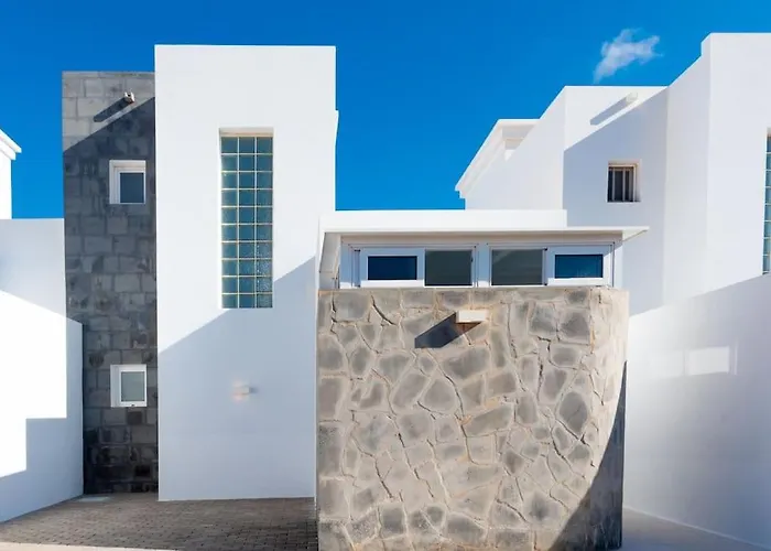 Casa Lolalo - Modern Villa with pool, 15min walk to Marina Rubicón