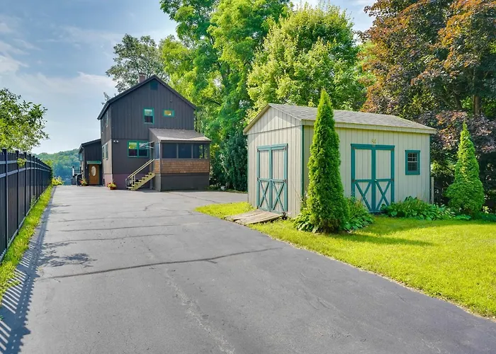 1902 Adirondack Lakehouse: Cozy Screened Porch