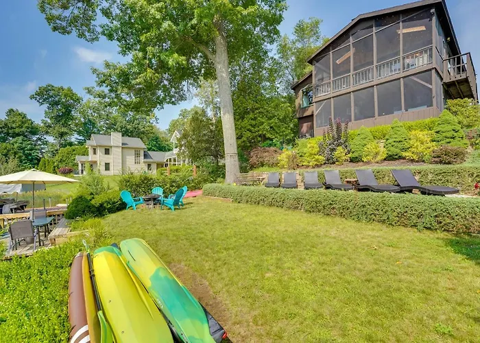 1902 Adirondack Lakehouse: Cozy Screened Porch