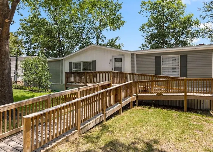 Accessible 3Br Home Sleeps 12, Pet-Friendly, Near Lake Conroe