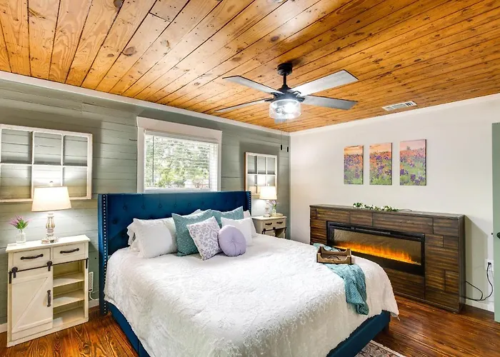 Lindale Vacation Rental W/ Deck & Grill!