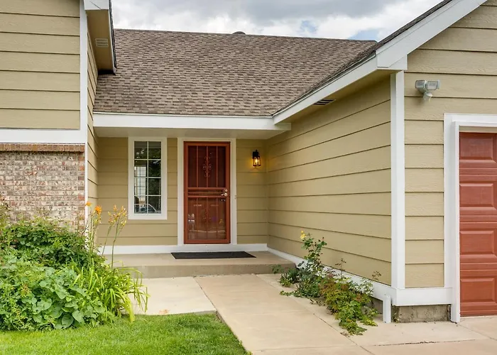 Grill, Fireplace & Fenced-In Yard: Thornton Home!
