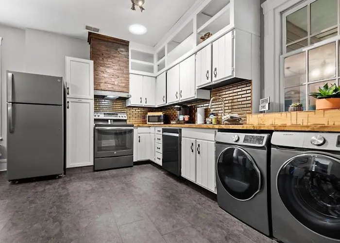 Main Street Living! 2 Bedroom Unit Right On Main!