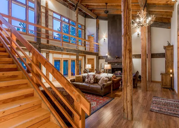 Bear Lodge With Private Pool, Hottub, And Sauna!