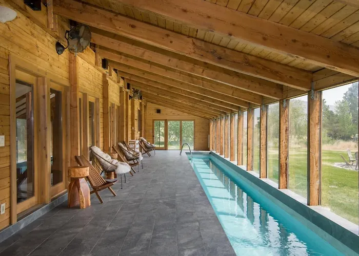 Bear Lodge With Private Pool, Hottub, And Sauna!